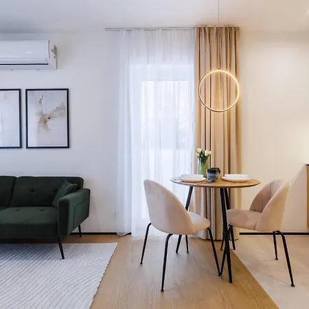 M2 Aura With Ac, Free Parking By Staynest *